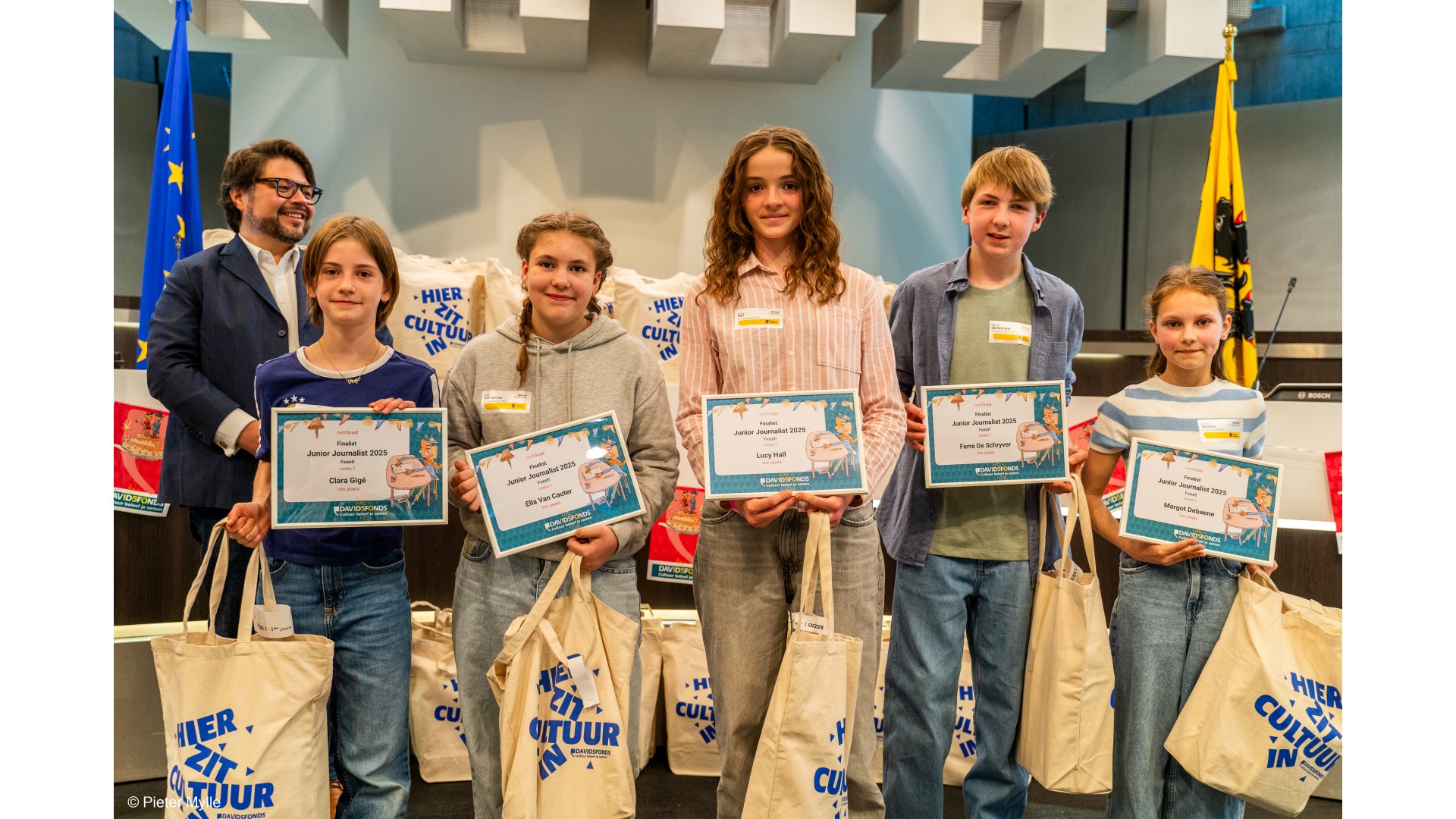 DSC02916.jpg De winnaars JJ in reeks 1. Margot Debaene: vooraan rechts. Kris Opdedrynck, algemeen directeur Davidsfonds vzw: achteraan.