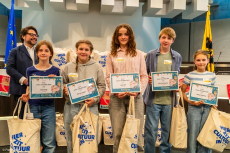 De winnaars JJ in reeks 1. Margot Debaene: vooraan rechts. Kris Opdedrynck, algemeen directeur Davidsfonds vzw: achteraan.