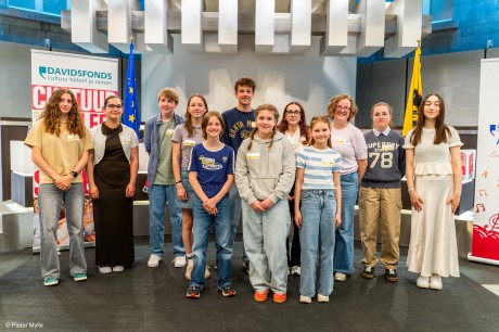 Alle winnaars in de vier reeksen. Margot Debaene: vooraan rechts.