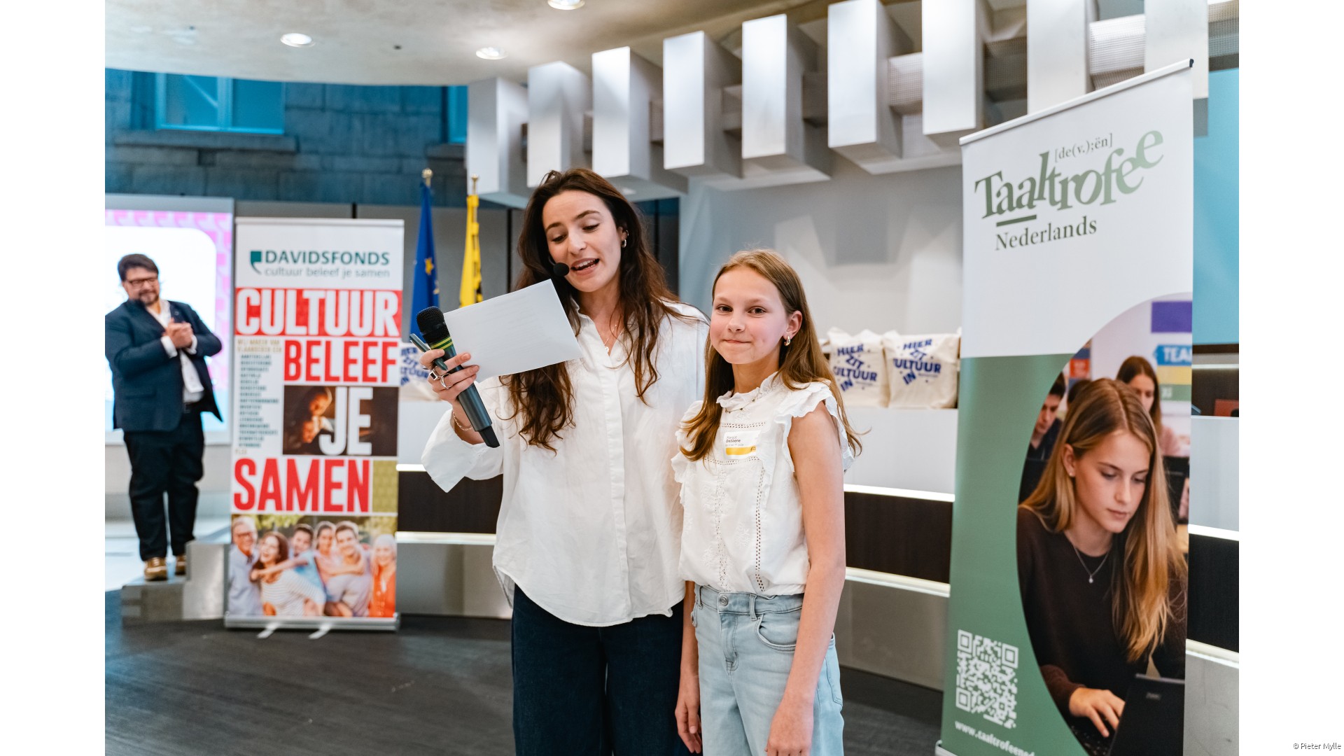 DSC01809.jpg Margot Debaene, leerling van klas 6A van VBS Het Spoor, winnaar van de voorronde in Tielt, in het Vlaams Parlement te Brussel geproclameerd als 5de in reeks 1 van Junior Journalist.
