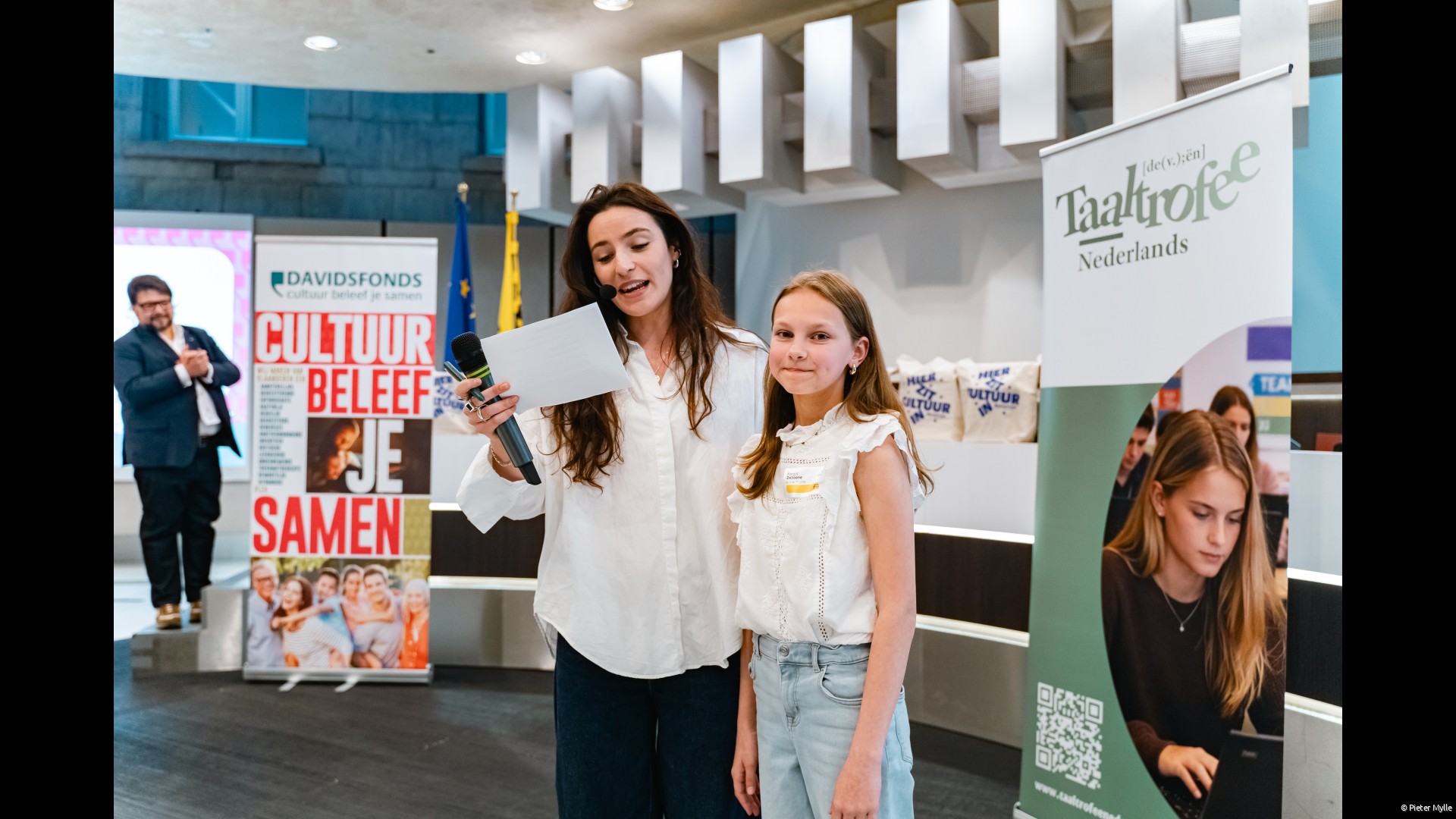 Margot Debaene, leerling van klas 6A van VBS Het Spoor, winnaar van de voorronde in Tielt, in het Vlaams Parlement te Brussel geproclameerd als 5de in reeks 1 van Junior Journalist.